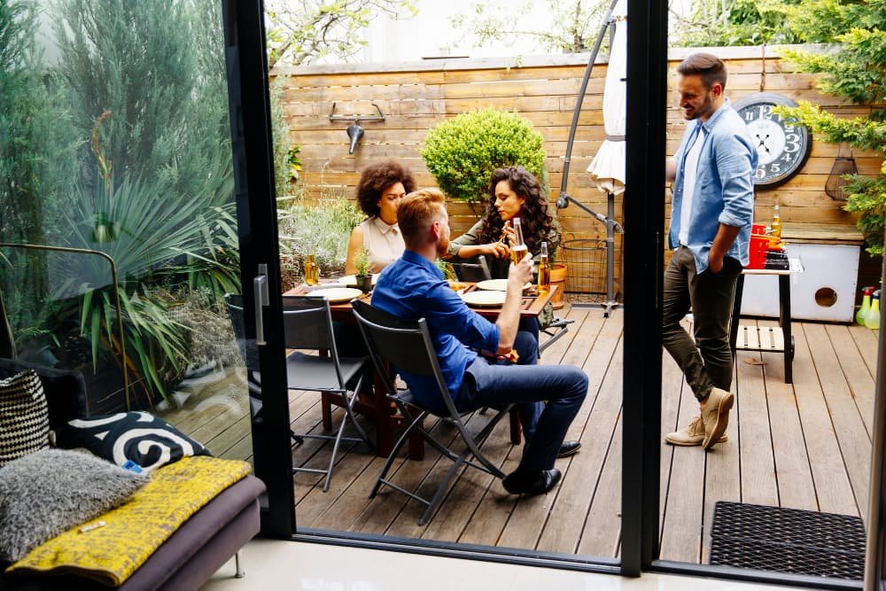 Amis griller la nourriture et profiter de la fête