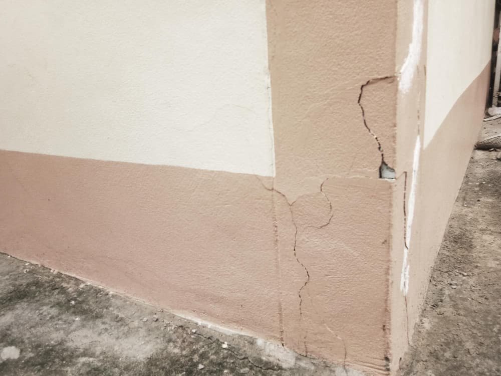 Les structures en béton des vieux bâtiments ont des fissures