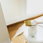 Pot de peinture avec pinceau