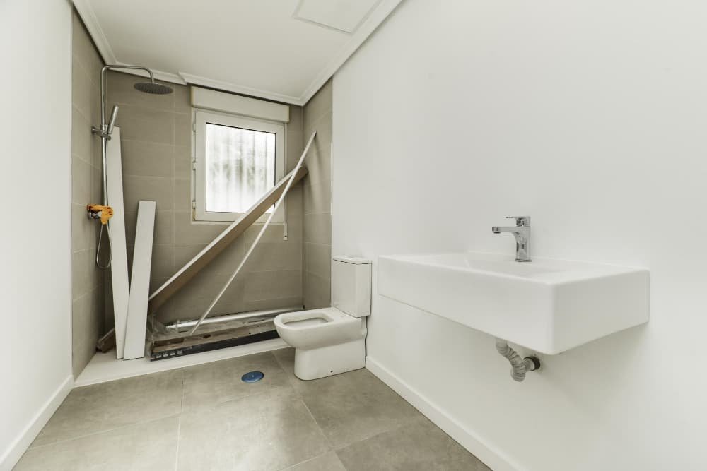 Salle de bain maison avec carrelage bicolore blanc