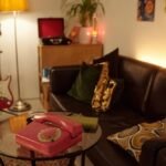 Salon rétro avec des instruments de musique exposés