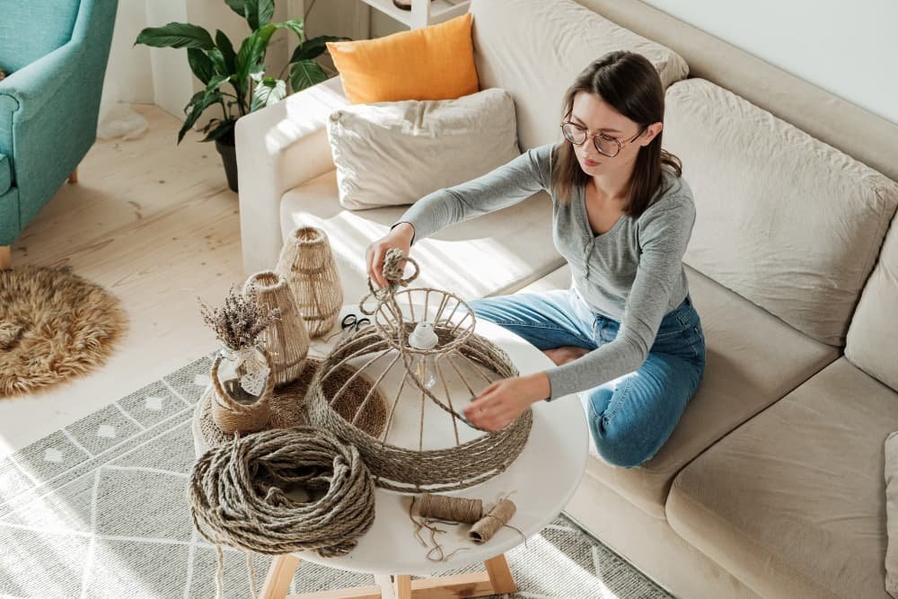 Une femme fabrique une lampe de bricolage faite à la main