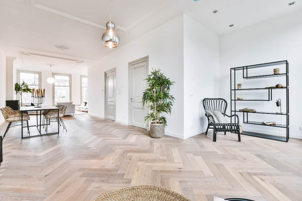 Comment poser du parquet chevron : la méthode complète pour un résultat irréprochable